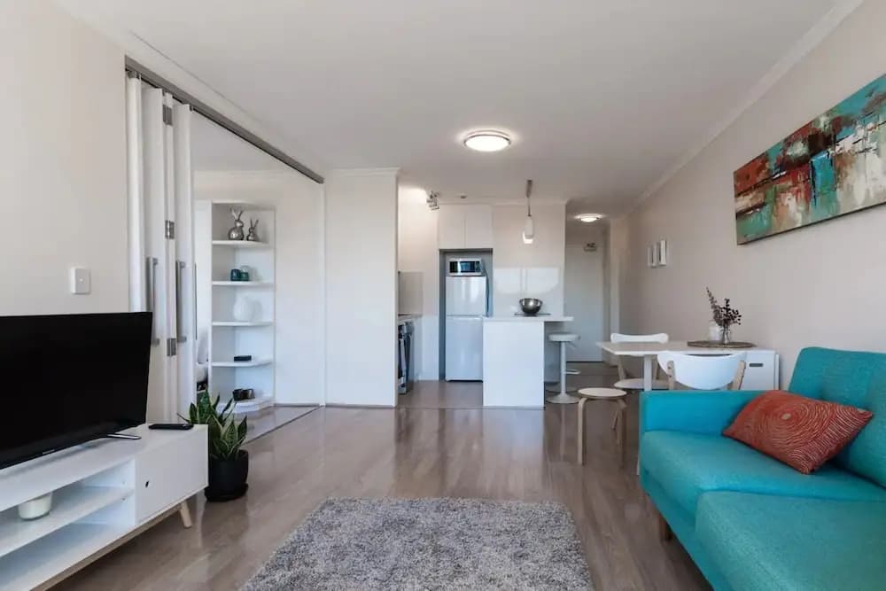 New Modern Apartment in Central Location - photo 2