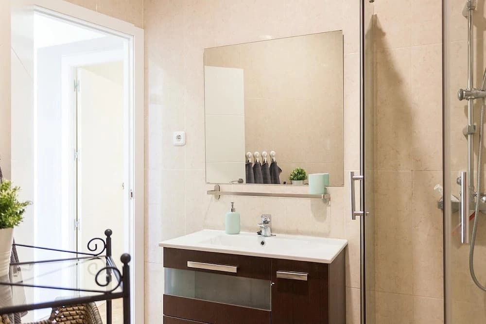 Stunning Urban Apt. Historic District - Sol - photo 8