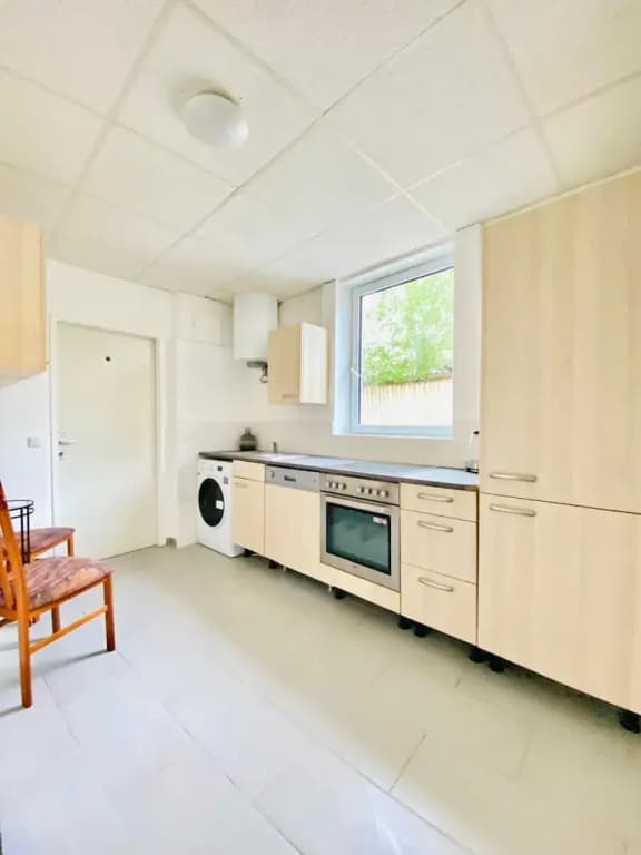 Stylish Shared 3-Bedroom Stay Near City - photo 39