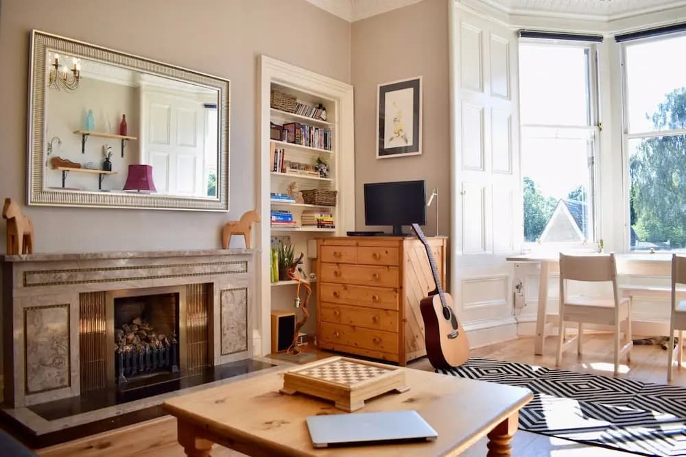 2 Bedroom Traditional Edinburgh Flat - photo 4