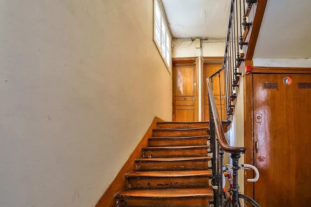 Charming 2 Room Apartment Near Square Louise-michel - photo 9