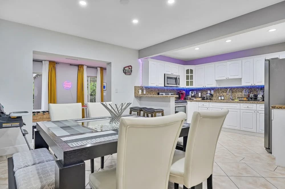 Unique Escape GameRoom! Bar, BBQ, Spacious, and Near Beach - photo 26