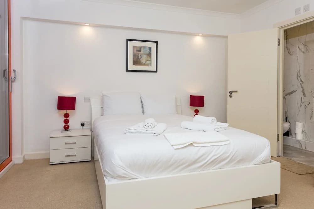 2 Bedroom Flat in Limehouse Sleeps 4 Guests - photo 4