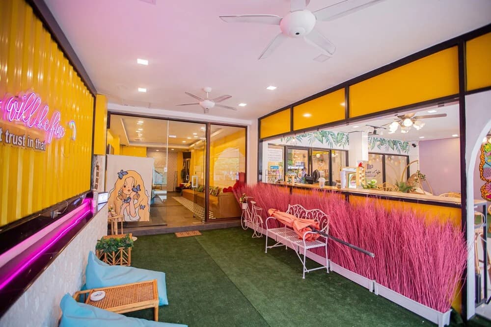 RedDoorz The Readers Cafe and Rooms - photo 10