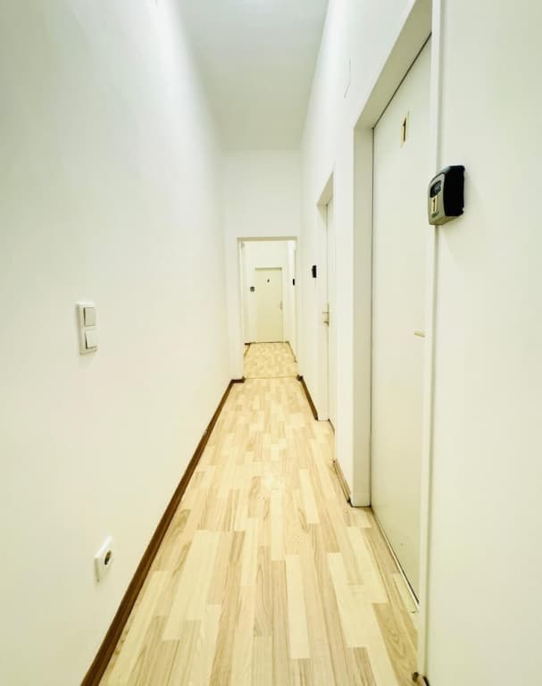 Bright 4BR Apt for 8 Near FAC Platz - photo 9