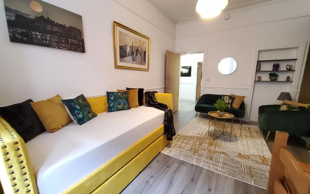 6 Separate beds, 2 baths -Leith Spectacular Apartment - photo 5