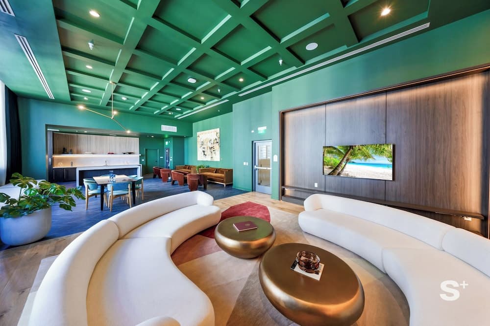 Modern Condo in DTW Miami - Gym & Pool - photo 1
