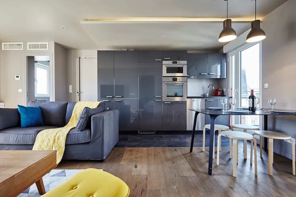 Stunning 2BR Home With Balcony in Batignolles - photo 5