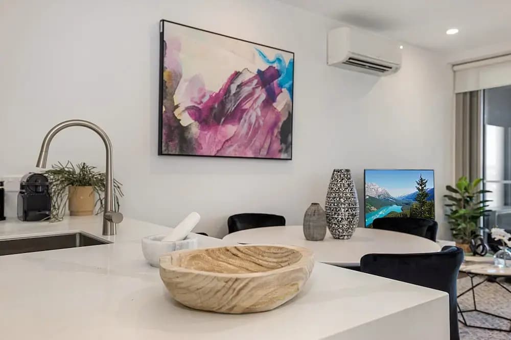 Chic 1-bed With Parking, Gym, Pool & City Views - photo 4