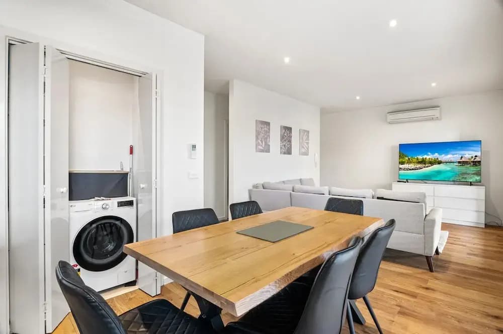 Bright 2-bed Flat With Balcony in Kensington - photo 8