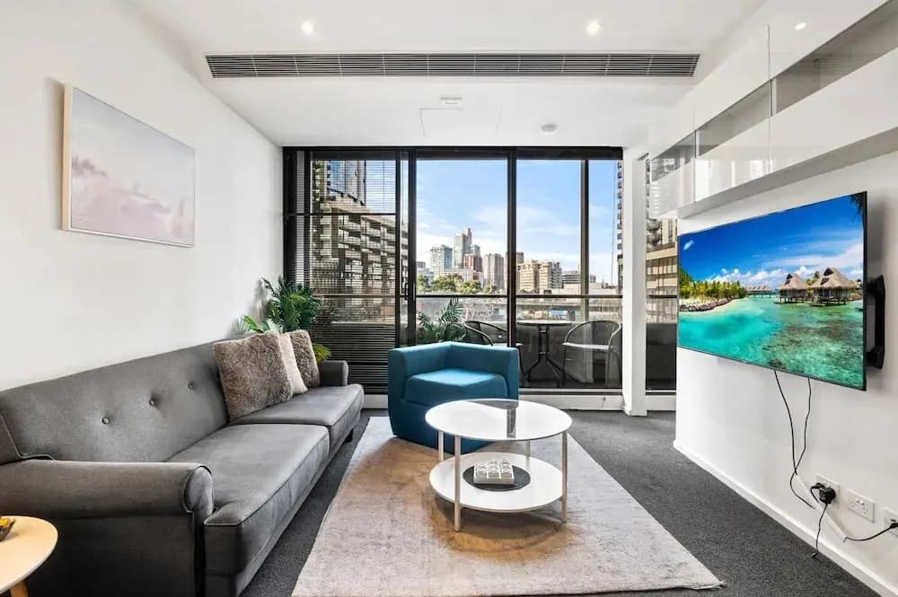 Stylish Southbank 2-bed Flat w/ Balcony - photo 5