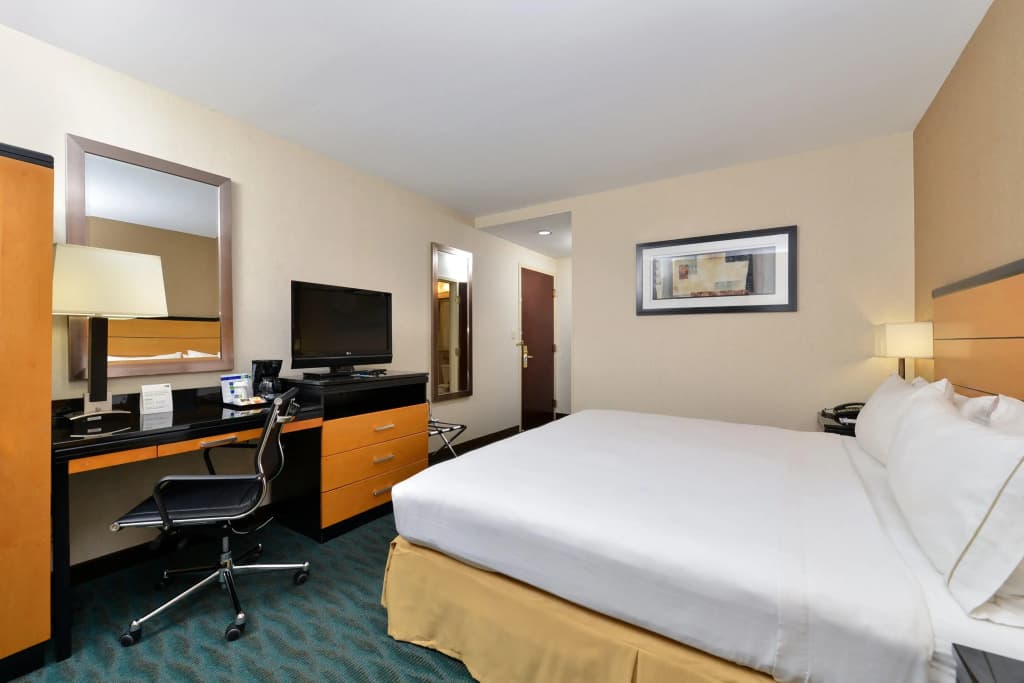 Holiday Inn Express Kennedy Airport - photo 3