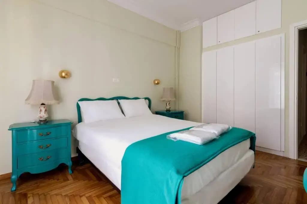 Iphigenia 2 bedroom retro downtown apartment - photo 2