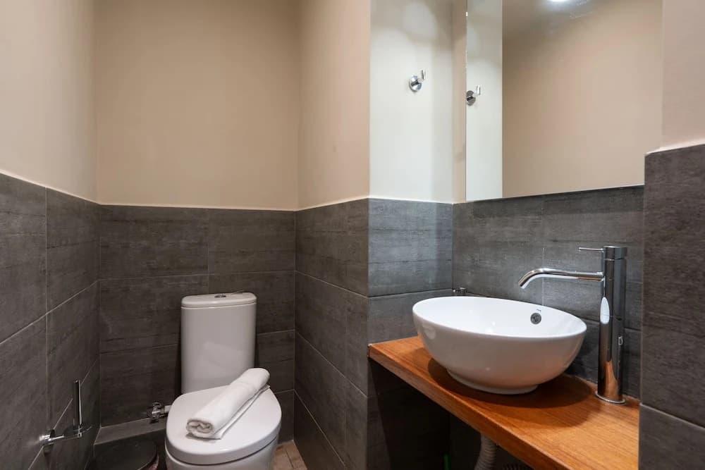 Classy Apartment in Koukaki, Walk to Metro & Acropolis - photo 9