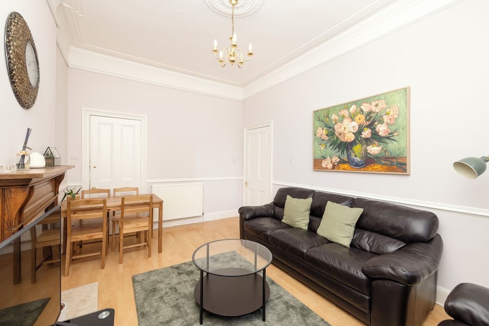 Elegant 2-Bed Flat with Edinburgh Charm - photo 10