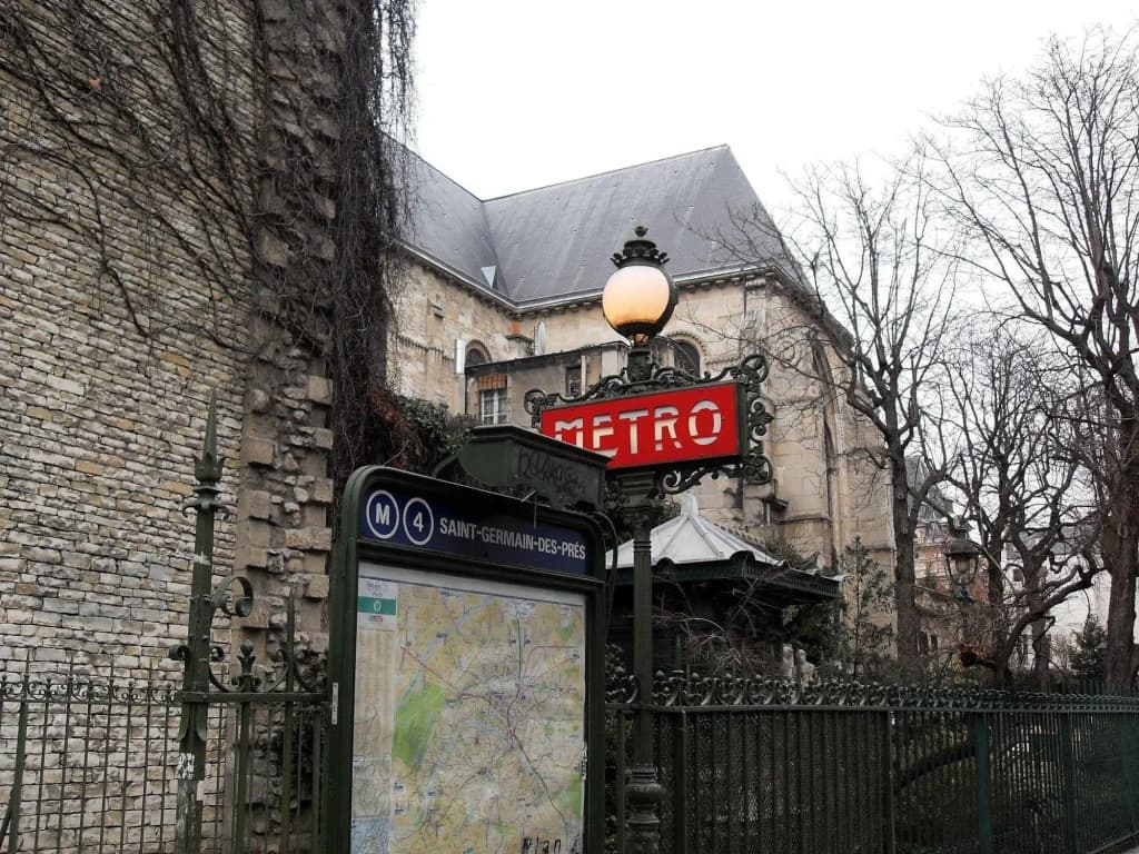 Saint-Germain des Pres Apartment - photo 1