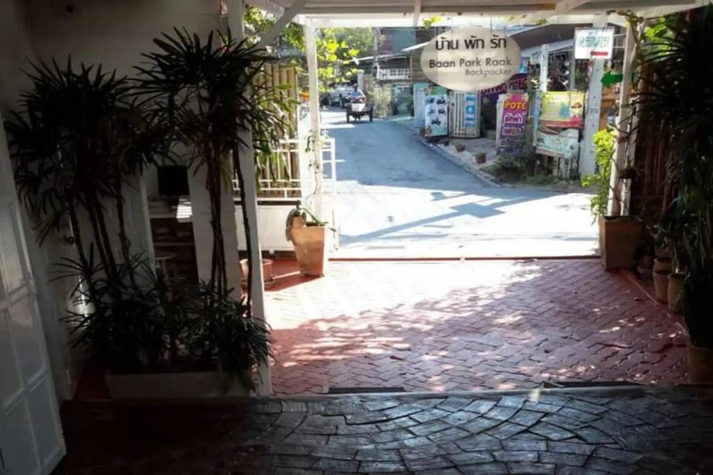 Baan Park Raak Backpacker Hostel - photo 12