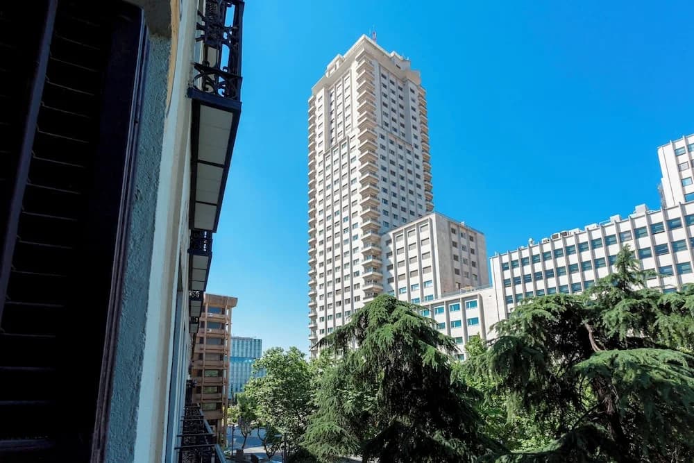 Central 2BD Apt Facing Torre Madrid Duque de Osuna - photo 1
