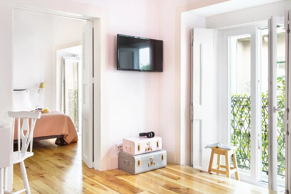 ALTIDO Chic 1BR Apt w/balcony close by Graça Viewpoint & tram stops - photo 2