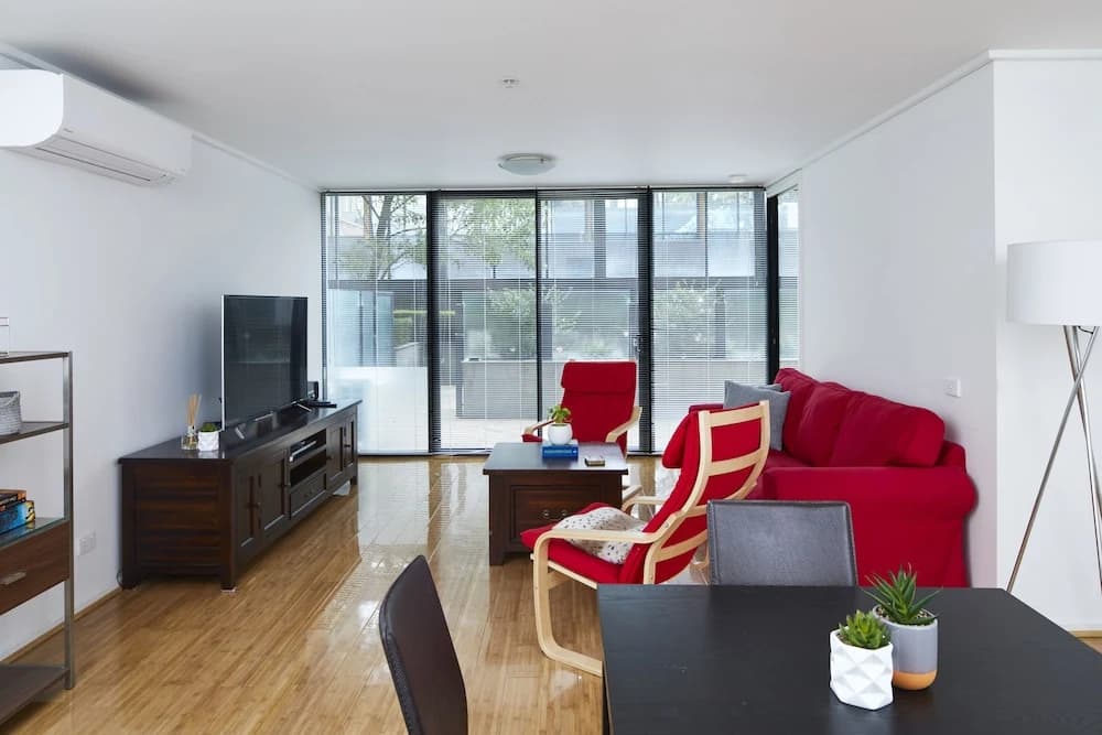 2 Bed/2 Bath Apt, Amazing Location! - photo 3