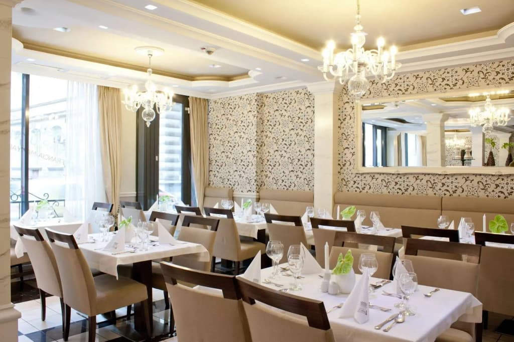 Queen's Court Hotel & Residence - photo 33