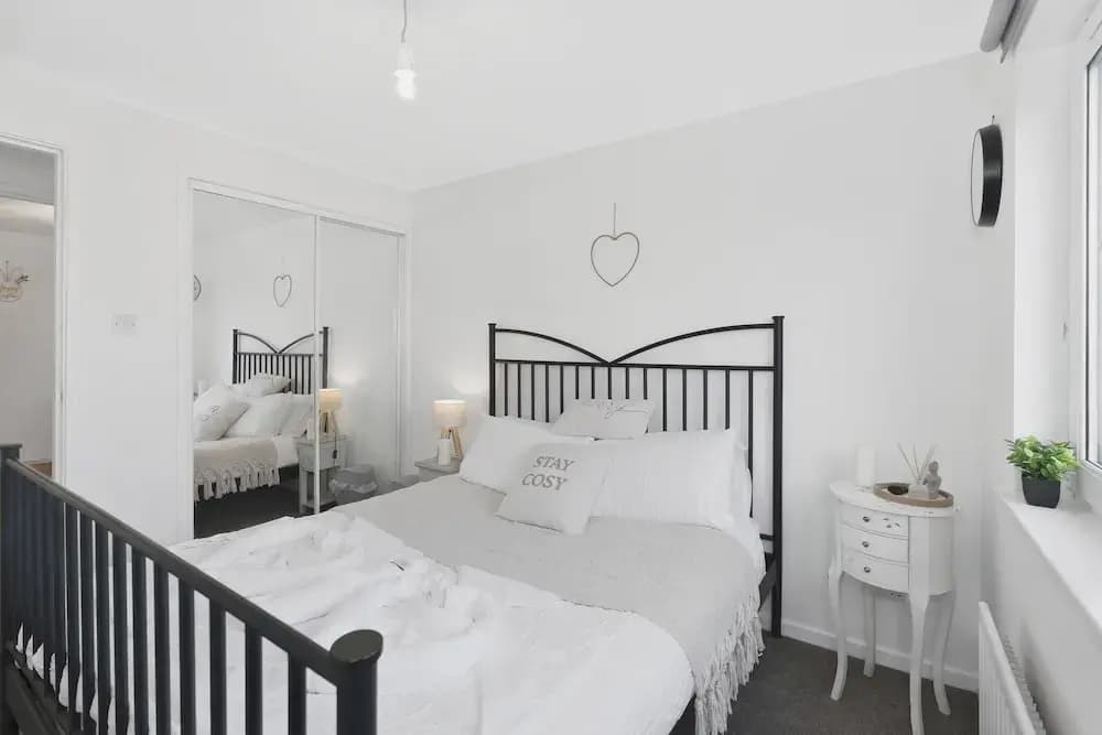 Cozy Edinburgh 2BR With CAR Parking - photo 5