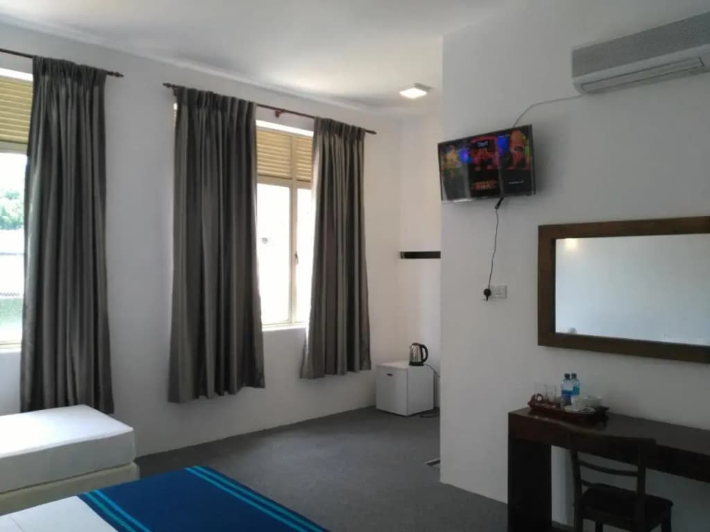 West Inn Colombo - photo 12