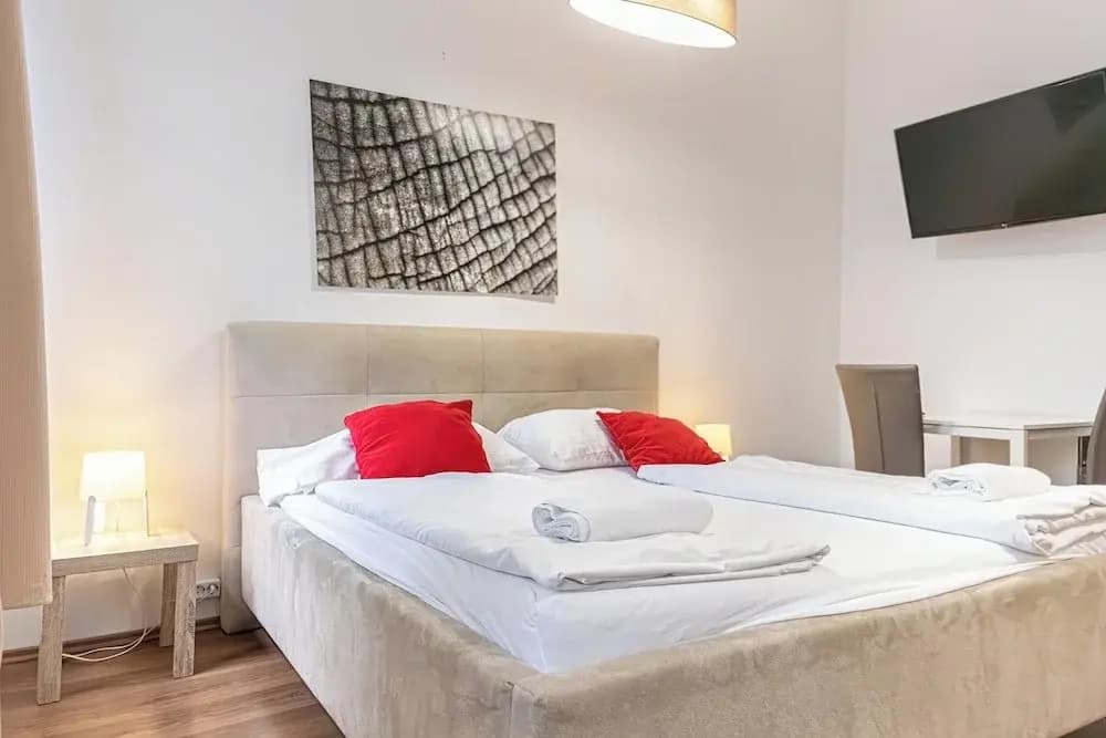 Bright 1BR Apt Perfect for Long Stays - photo 10
