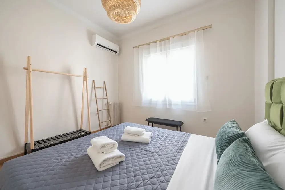 Stylish 2 Bd Urban Retreat Near Panormou - photo 2