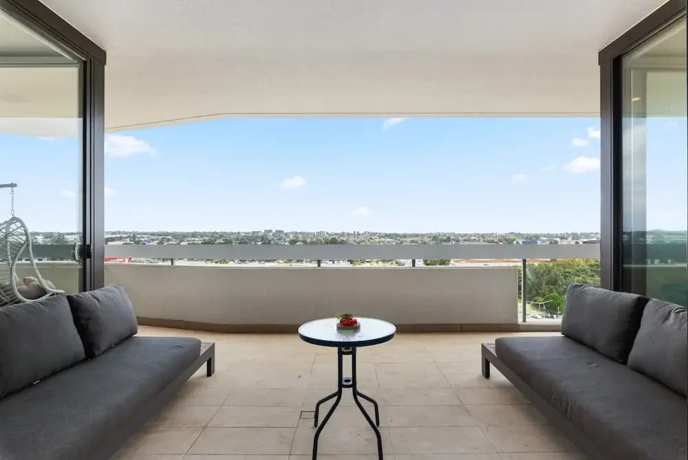 Luxe 2-bed: Modern Interiors, Balcony & BBQ Area - photo 7