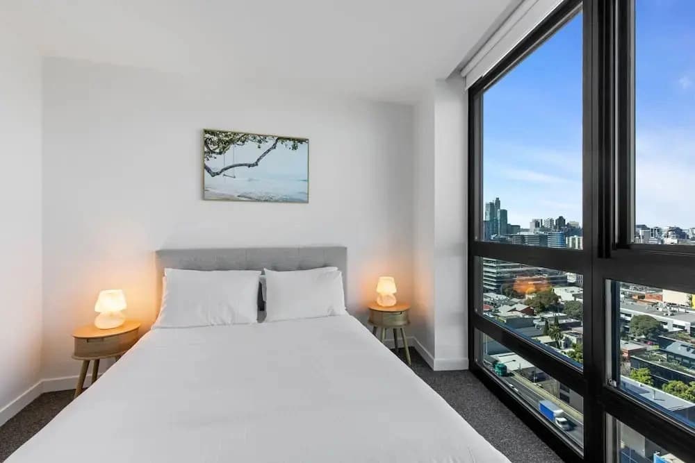 Stylish 1-bed With Pool Gym & Stunning Views - photo 2