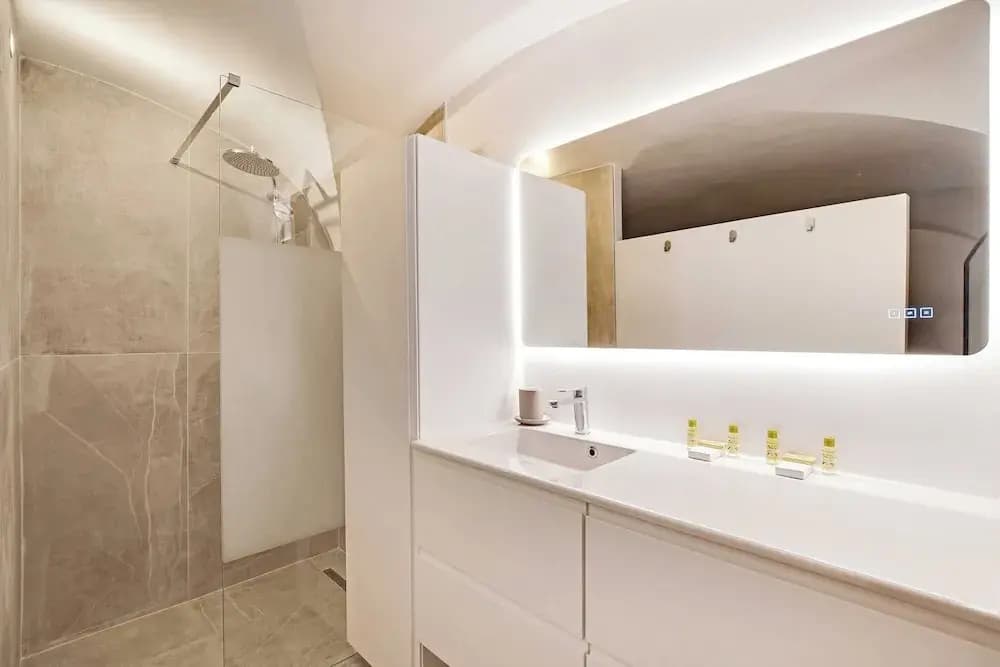 Authentic Apartment - 2br/4p - Monnaie - photo 7