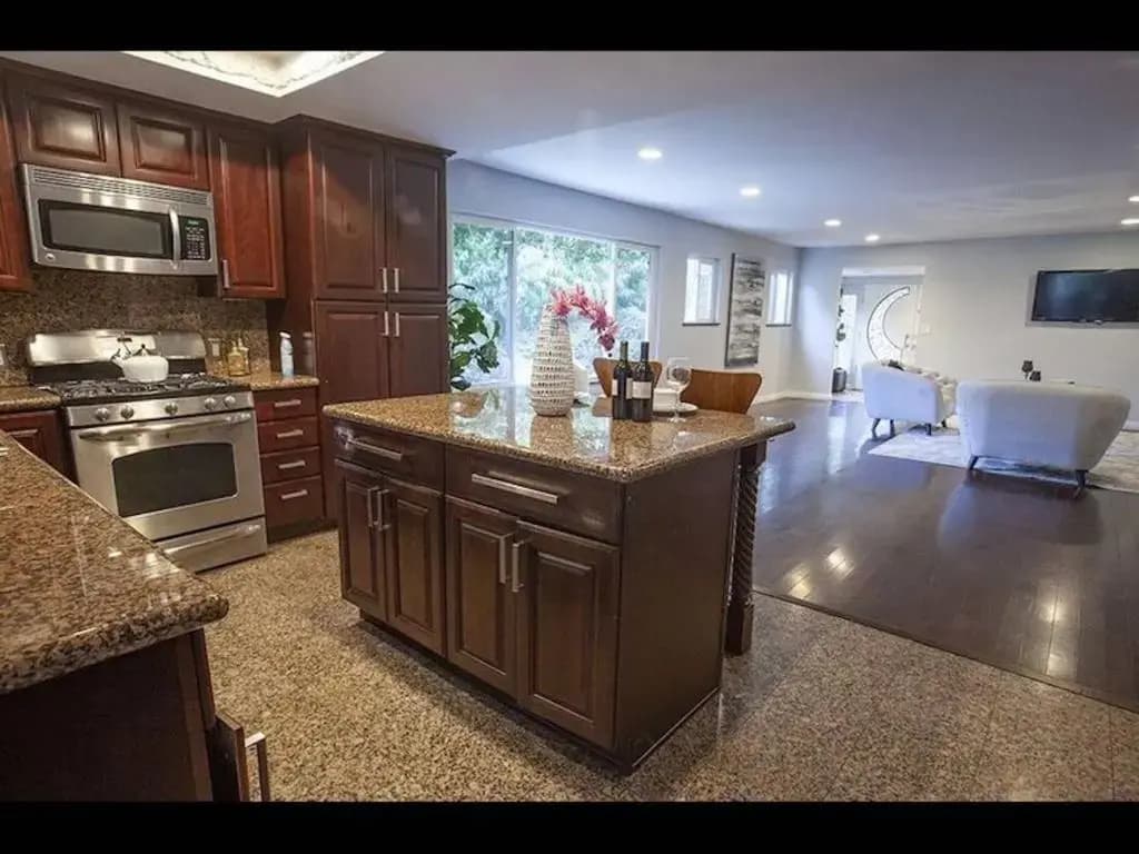 Charming Duplex Home - photo 16