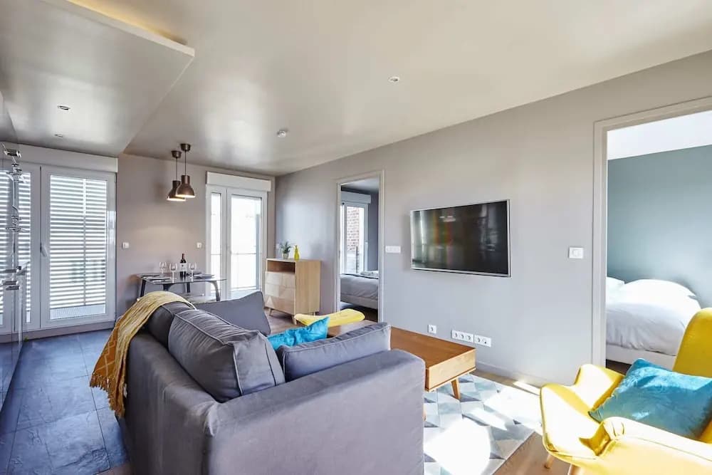 Stunning 2BR Home With Balcony in Batignolles - photo 6