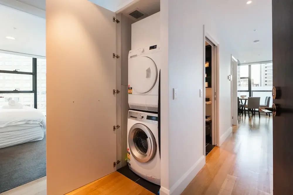 LOGAN, 2BDR Melbourne Apartment - photo 3
