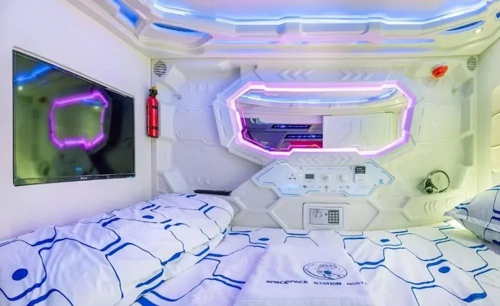 Space Station Hostel - photo 32