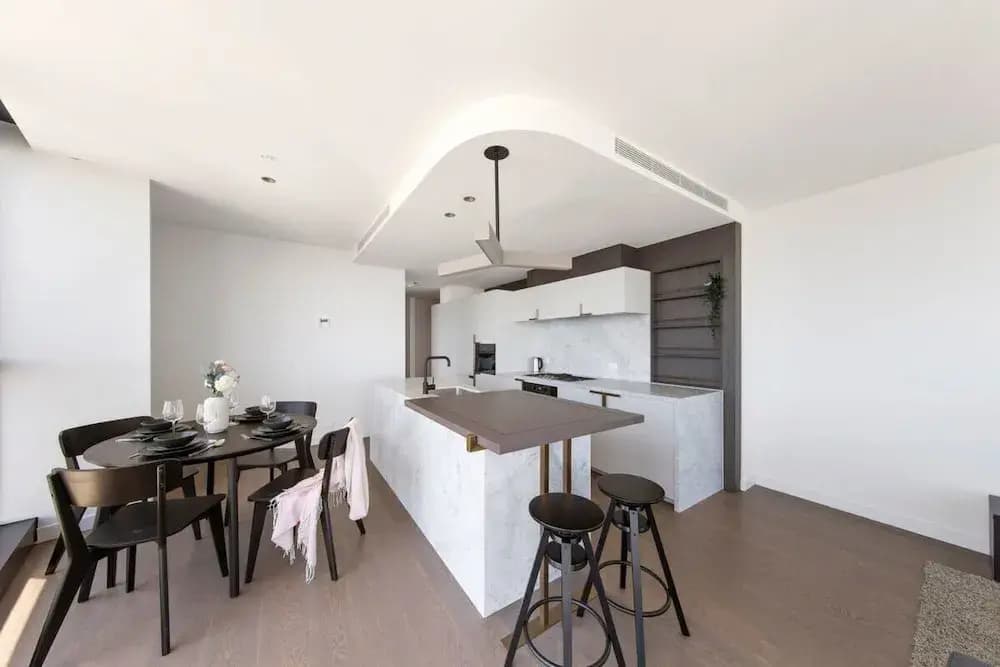 Lovely 3BR Apt With Panoramic Views, Free Parking - photo 17