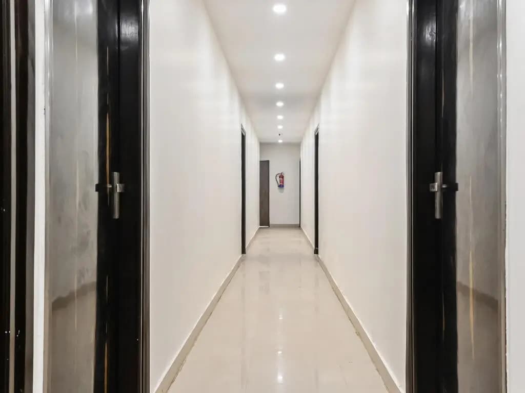 Collection O 48584 Dwarka Mod Metro Station - photo 1