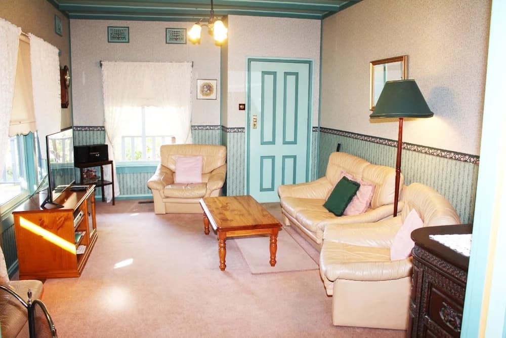 Ambrose Cottage Front Apt - photo 2