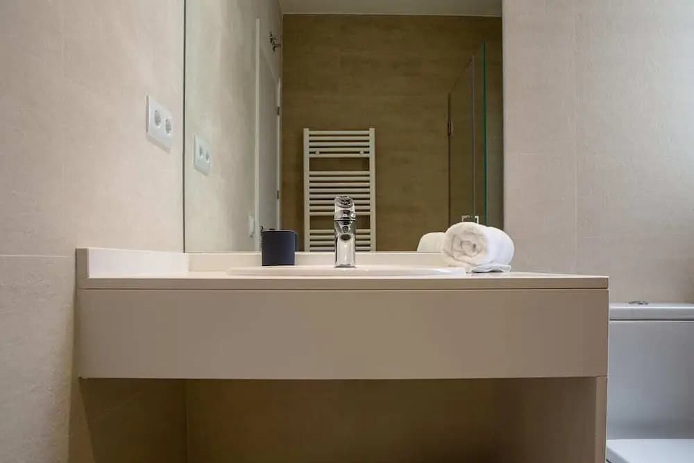 Beautiful 4 Bed 2 Bath Apt in Salamanca - photo 9