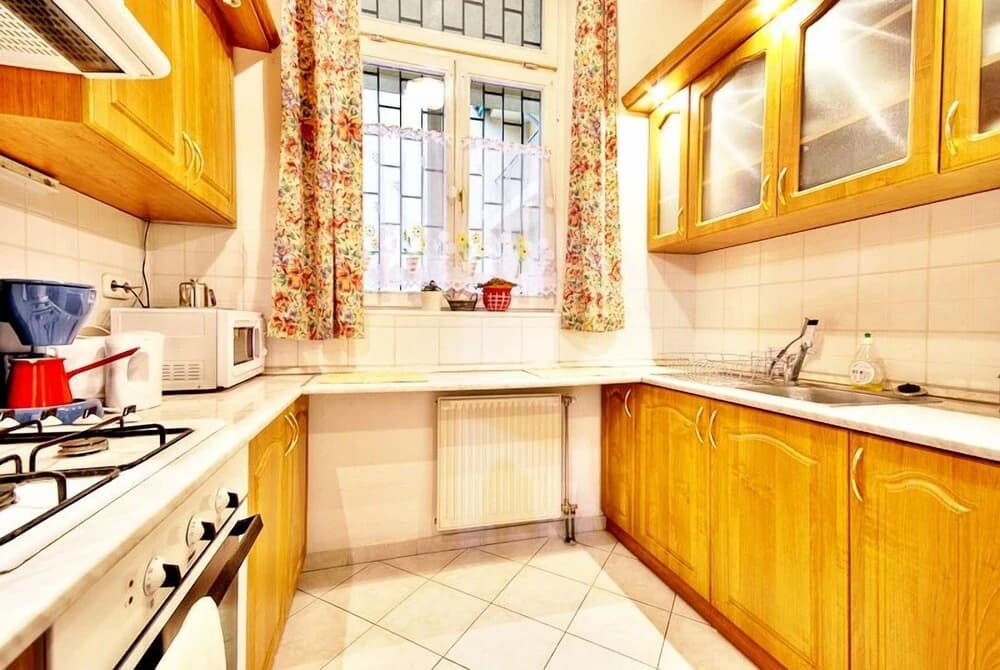 Vibrant 3 Bedroom Apartment In The Pulsing Heart Of Budapest - photo 15