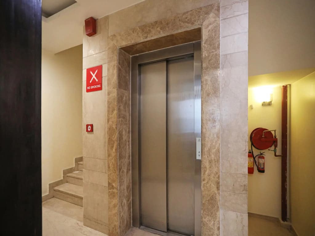 Oyo Capital O 11357 Hotel benz international - photo 15