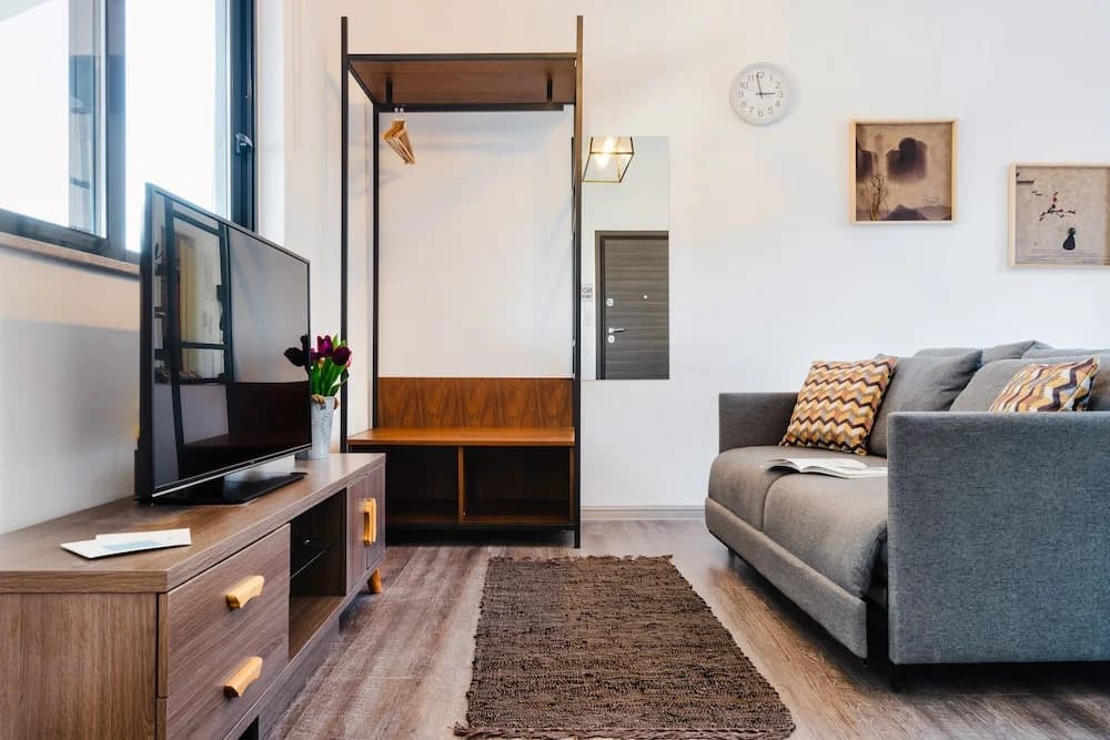 Sanders Home Suites - Cheerful Downtown Studio - photo 3