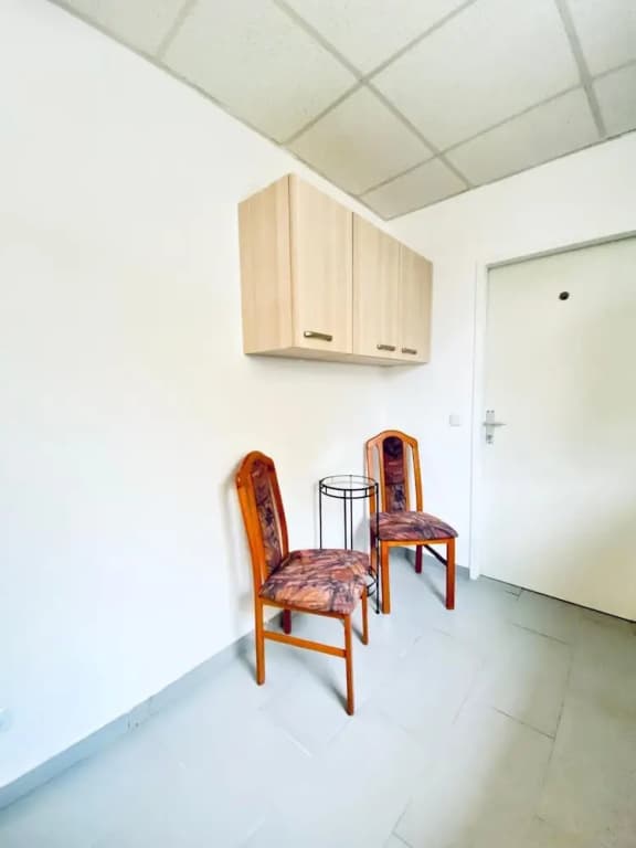 Stylish Shared 3-Bedroom Stay Near City - photo 47