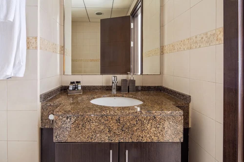 Elegant and Modern 1BR in Dubai Marina! - photo 6