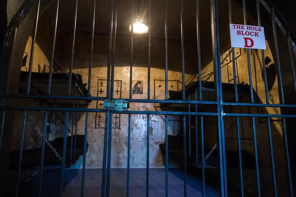 Alcatraz Jail-Hostel - photo 3