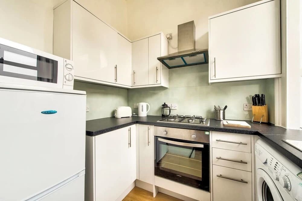 Bright and Airy Apartment in Newington - photo 10