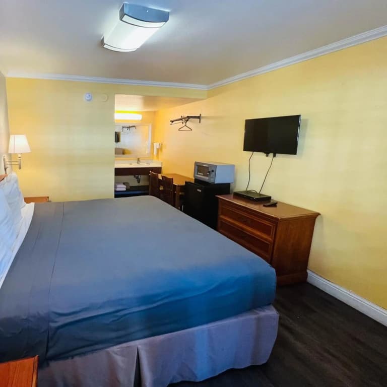 Van Ness Inn - photo 40