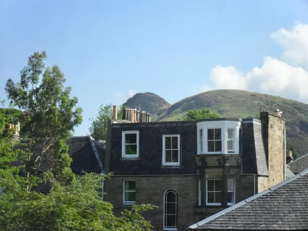 Period Flat With Parking & Arthurs Seat Views - photo 8
