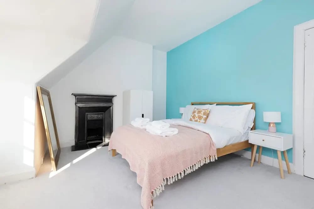Delightful 3-bed Flat with Parking - photo 1
